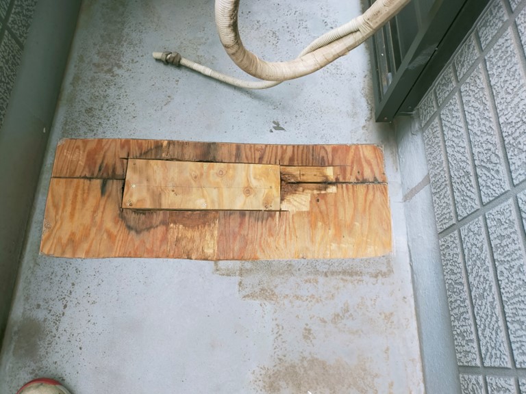 岩出市のバルコニーで下地が腐食している部分を合板で交換しました