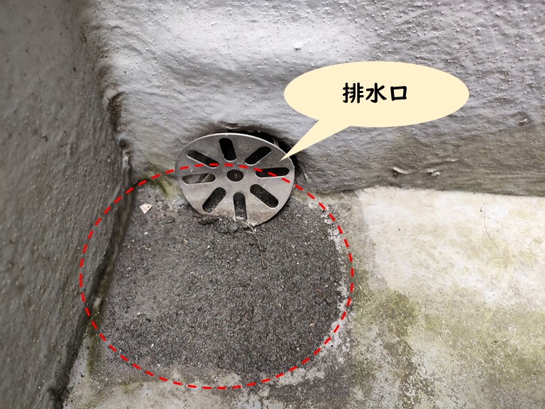 岩出市のバルコニーの排水口に泥が溜まってました