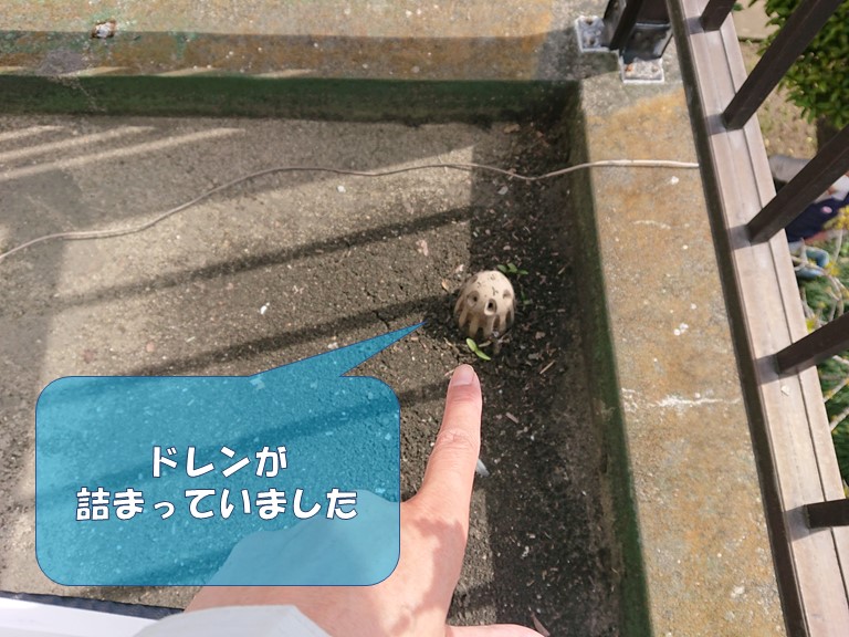 岩出市のベランダにあるドレンが詰まっていました