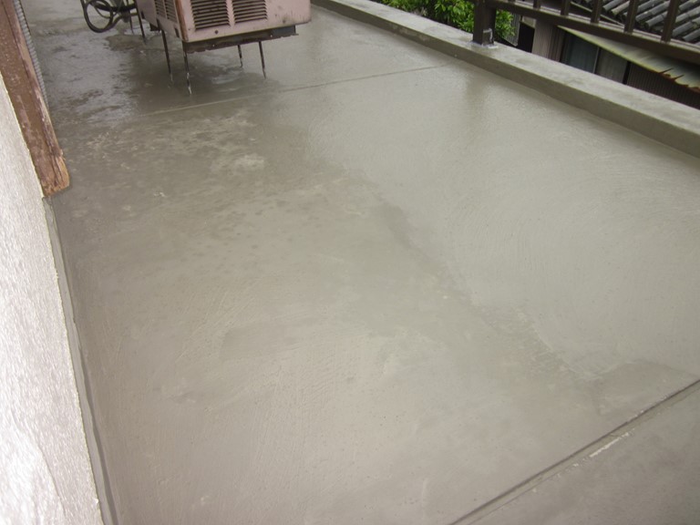 岩出市のベランダ防水工事で下地調整ができました