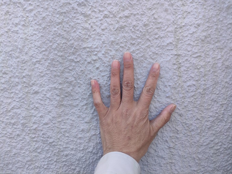 岩出市の塀がチョーキングを起こしてます