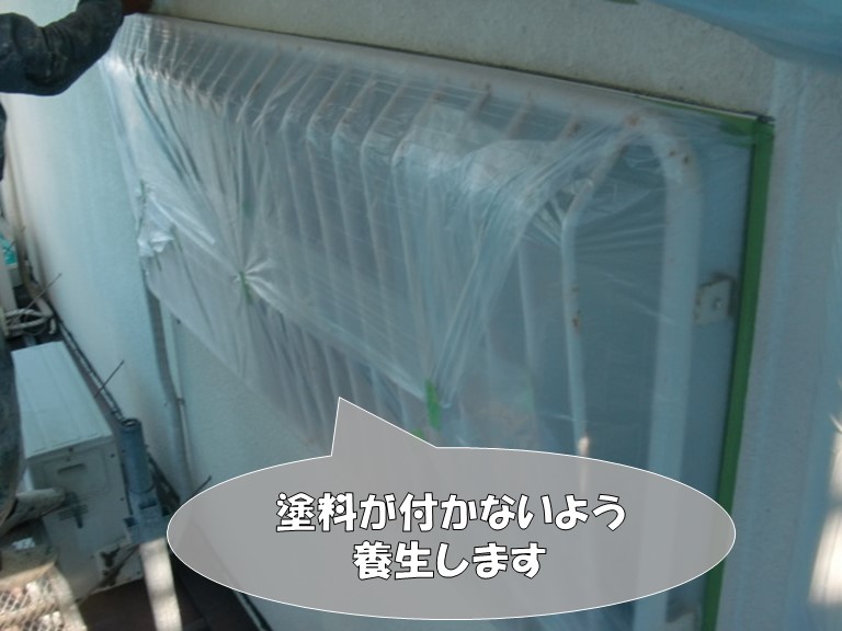 岩出市の塗装工事を行う前に塗料が付かないよう外壁建具を養生しています