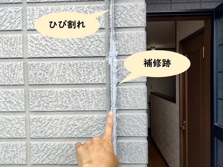 岩出市の外壁に充填されたコーキングが劣化でひび割れていました