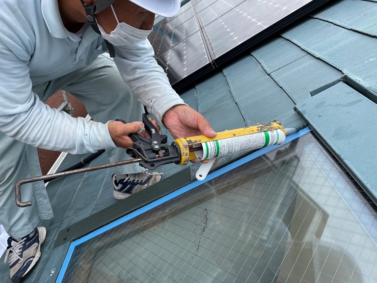 岩出市の天窓から雨漏りしているのでシーリングで隙間を埋めていきます