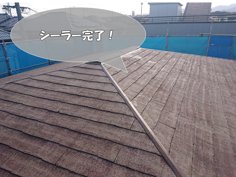 岩出市の屋根塗装でシーラーを塗りました