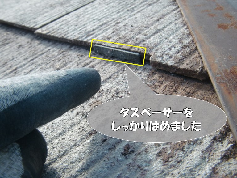 岩出市の屋根塗装で屋根材の修理完了後、シーラーを塗っていきます