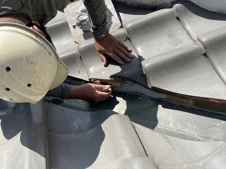 岩出市の谷板金に漆喰を詰めます