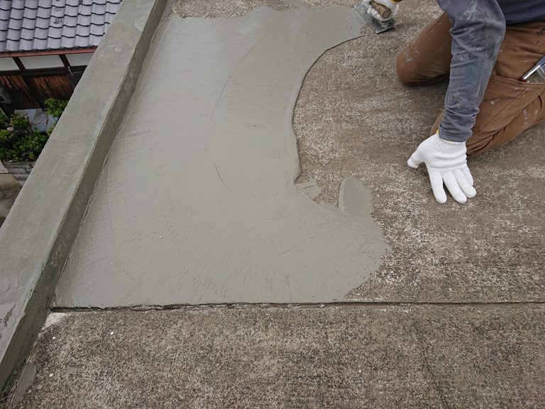 岩出市の陸屋根にカチオンフィラーを塗布し下地調整します