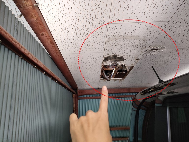 岩出市ガレージの雨漏りで天井が剥がれていました