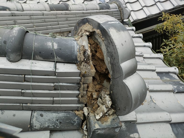 岩出市鬼瓦の漆喰が剥がれて落下しそうです