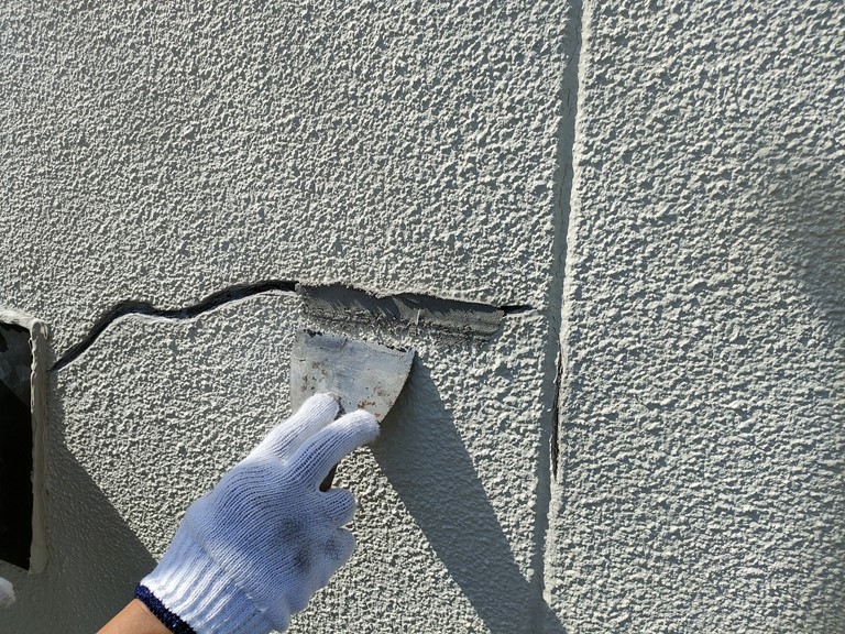 紀の川市でU字にカットしたクラックにエポキシ樹脂を詰めます