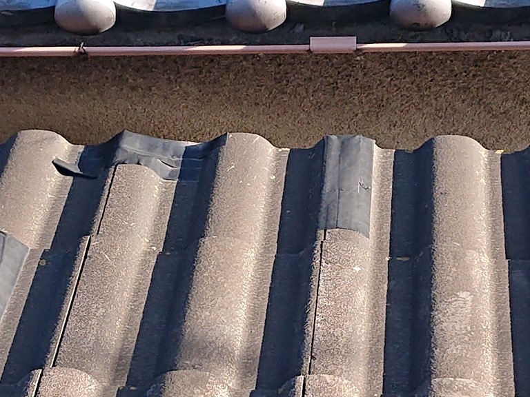 紀の川市でひび割れた瓦を防水テープで簡易補修していました