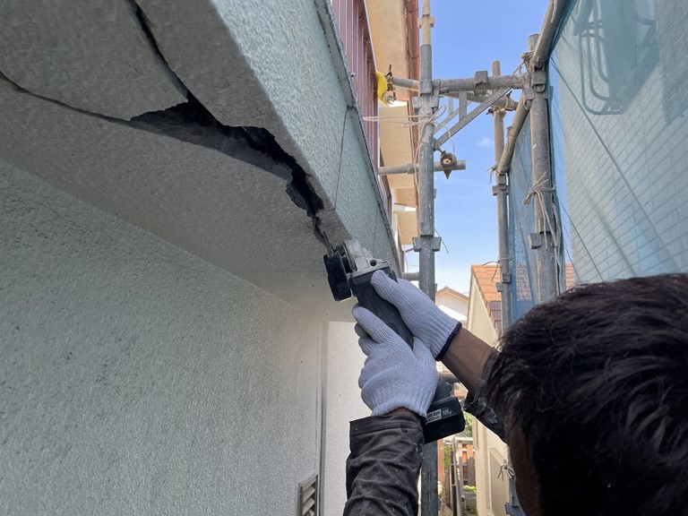 紀の川市でひび割れの幅を広げてエポキシ樹脂を詰めていきます