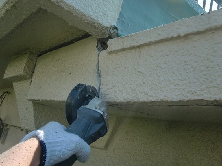 紀の川市でひび割れの幅を広げます