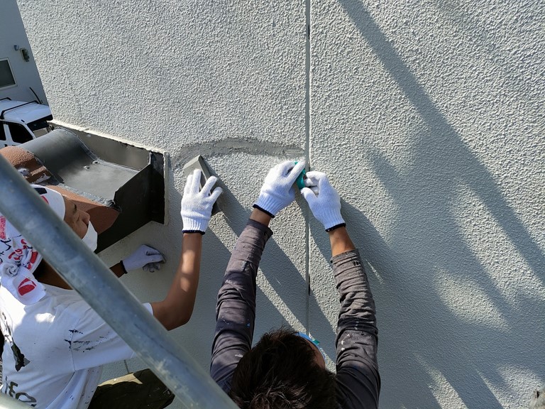 紀の川市でエポキシ樹脂をヘラで押さえこみます