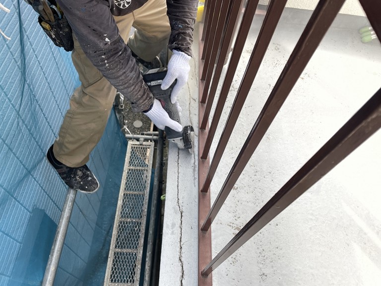 紀の川市でカッターでクラックの幅を広げます