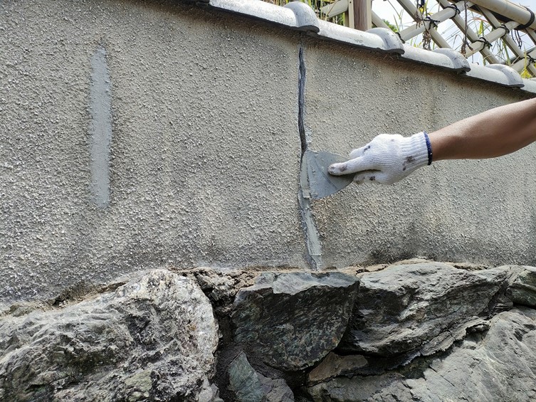 紀の川市でカッター切りしたひび割れにエポキシ充填
