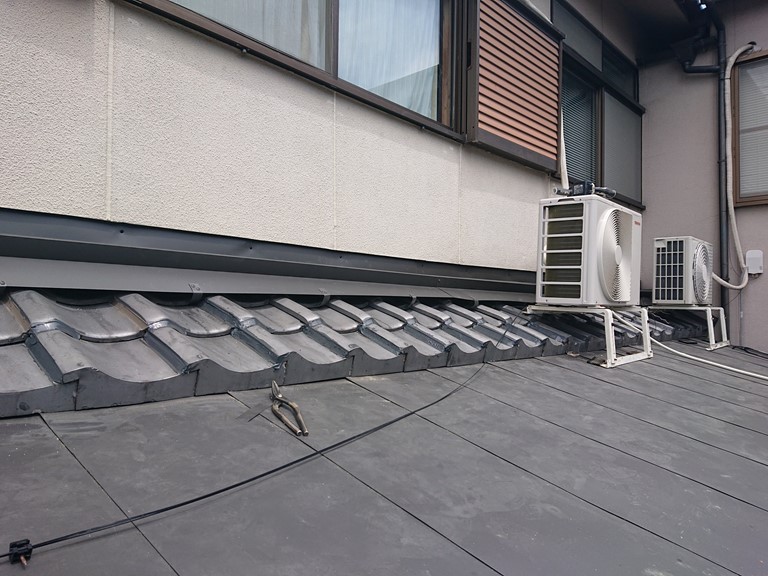 紀の川市でガルバリウム鋼板の壁際水切りを設置しました