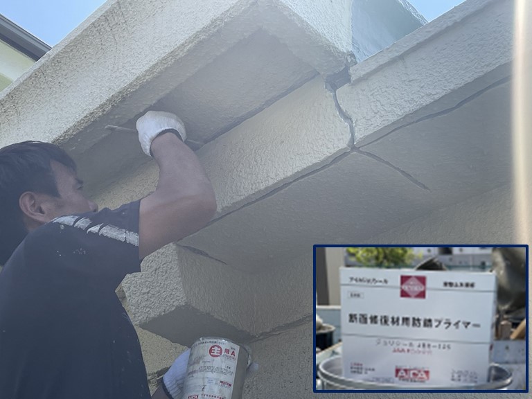 紀の川市でクラックの隙間にプライマーを塗ります