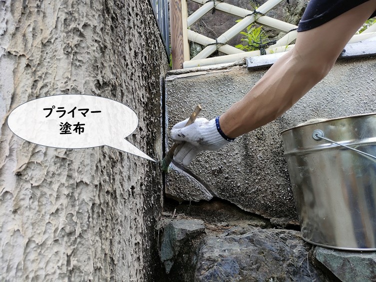紀の川市でクラックの隙間にプライマー塗布