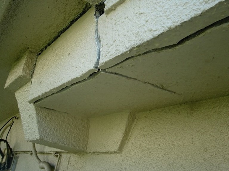 紀の川市でクラック補修をするのにクラックの幅を広げました