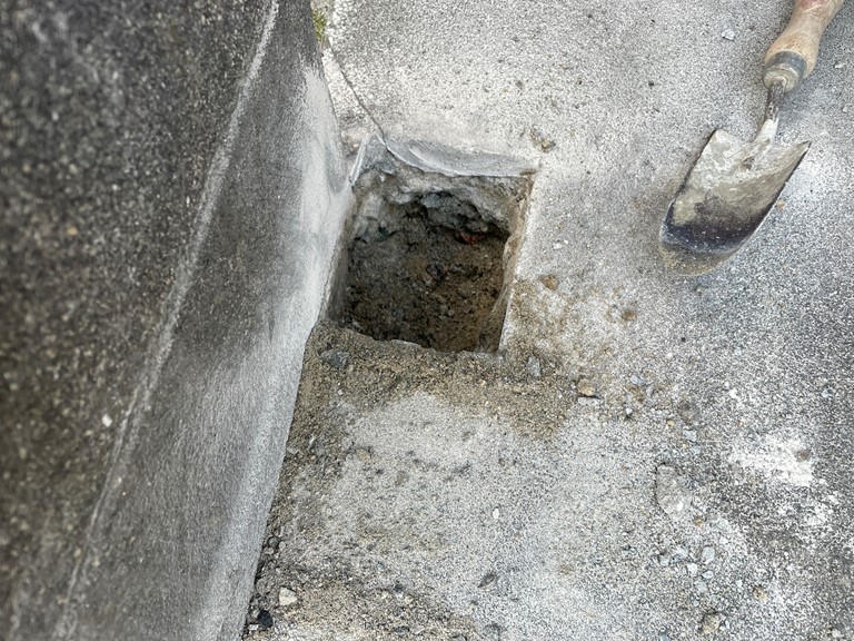 紀の川市でコンクリートをハツリました