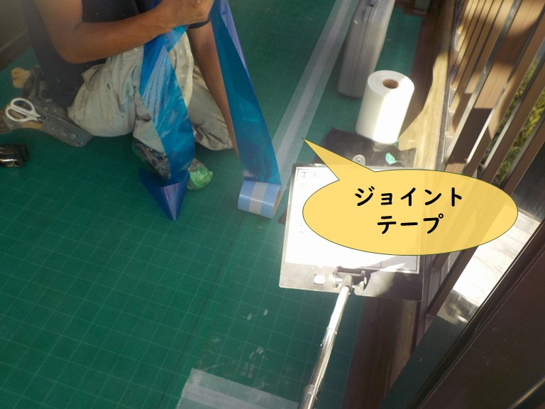 紀の川市でシートの継ぎ目にジョイントテープを貼ります