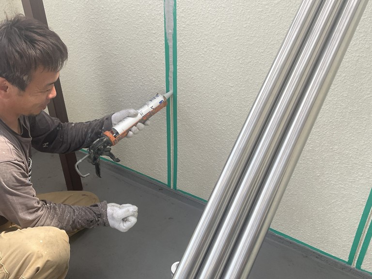 紀の川市でシーリングを充填している様子