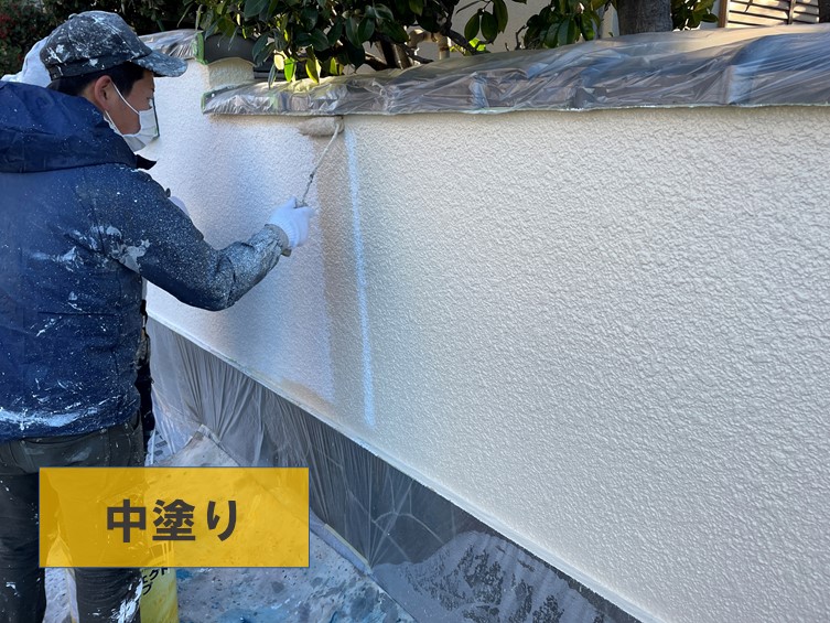 紀の川市でブロック塀にベージュの色を塗装