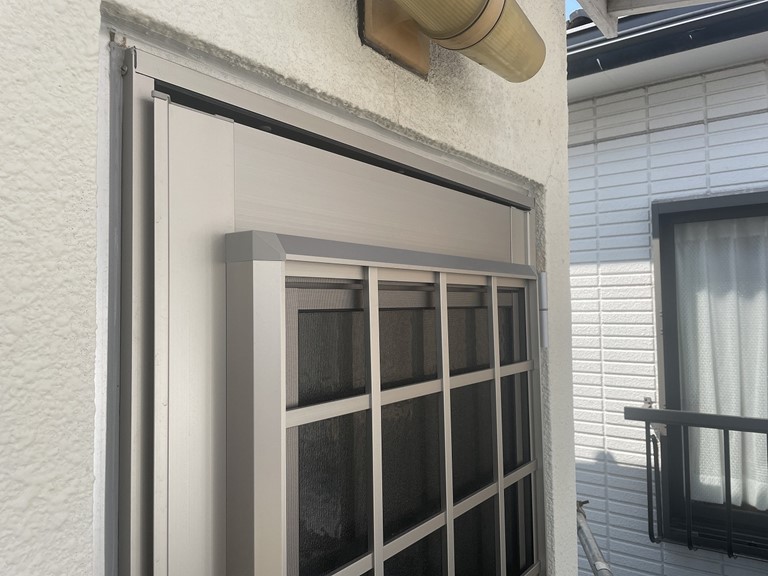 紀の川市でベランダのサッシ周りにもコーキングを充填しました