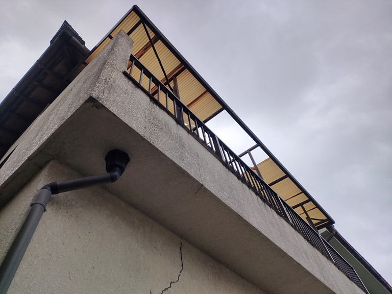 紀の川市でベランダの塩ビ波板をポリカ波板へ交換しました