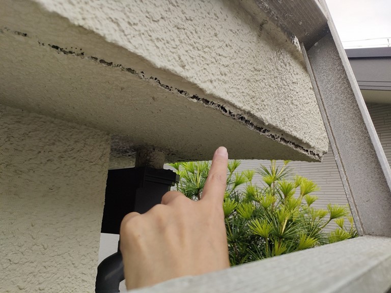 紀の川市でベランダ付近の外壁にクラック