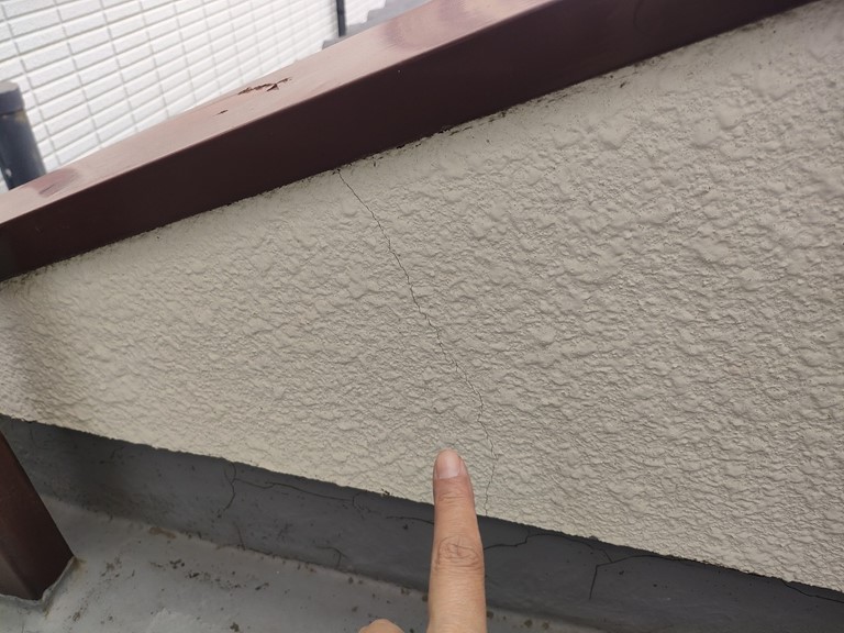 紀の川市でベランダ壁にひび割れ