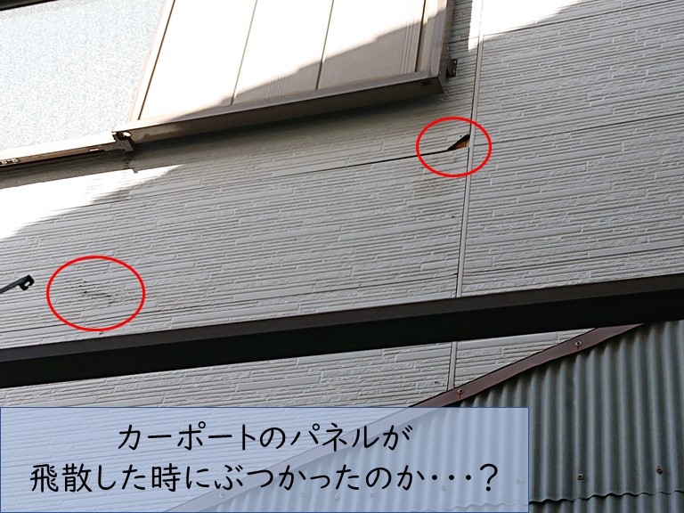 紀の川市でベランダ屋根の飛散により外壁が傷ついた？