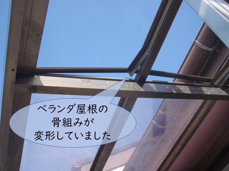 紀の川市でベランダ屋根の骨組みが変形した