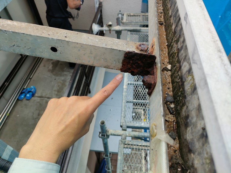 紀の川市でベランダ屋根本体が錆びていました
