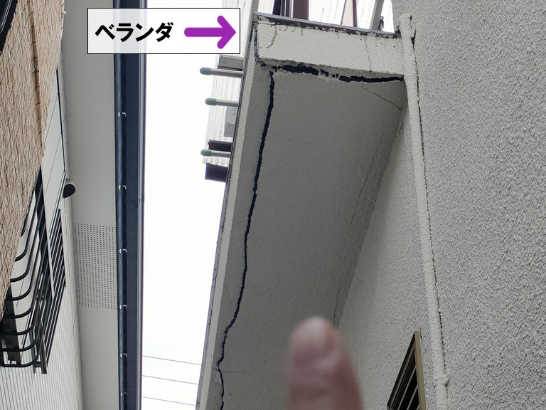 紀の川市でベランダ床の裏がひび割れていました