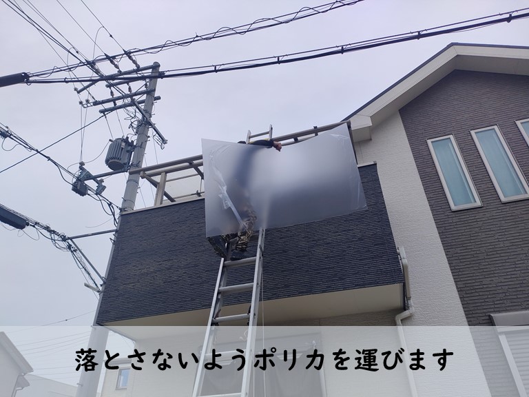 紀の川市でポリカ波板を固定していきます