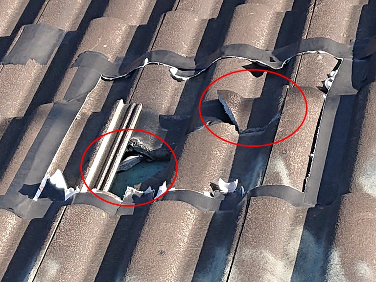 紀の川市でモニエル瓦が割れていました