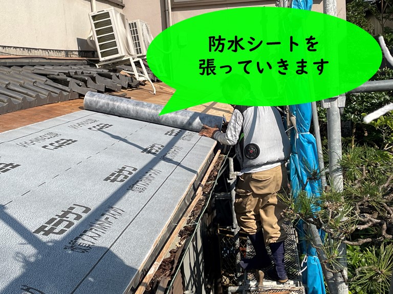 紀の川市でルーフィング(防水シート)を張っていきます