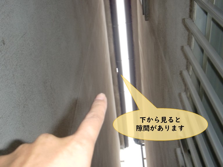 紀の川市で下から見上げると瓦が割れているのがわかります