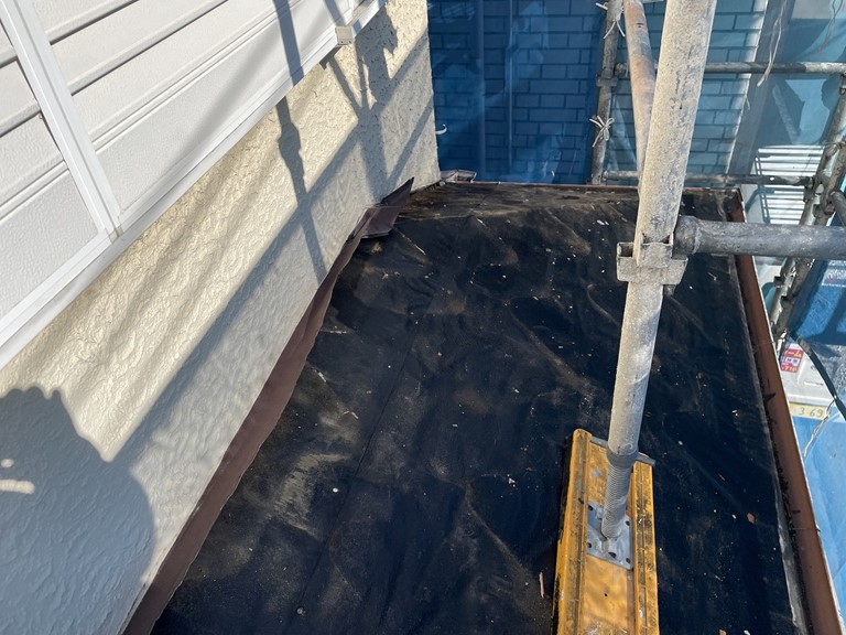 紀の川市で下屋のスレートをめくりました