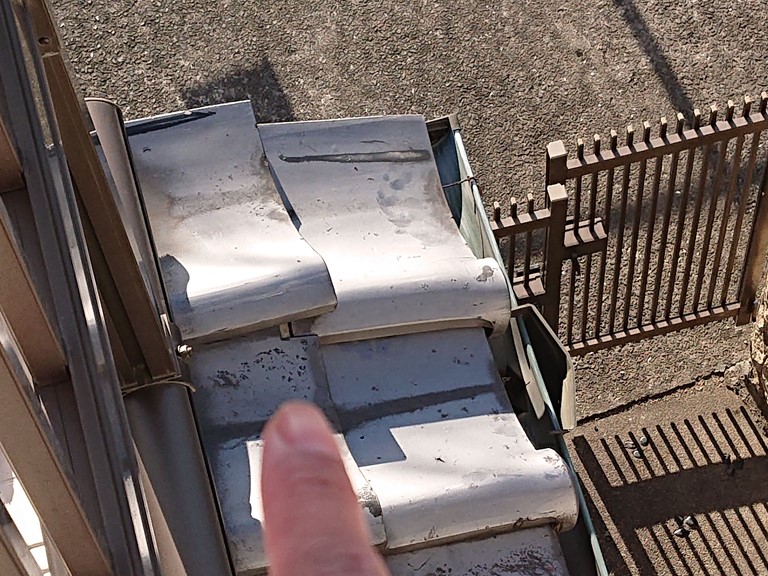 紀の川市で下屋の瓦がズレていました