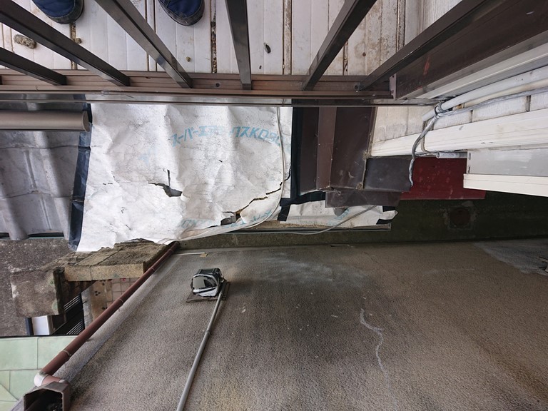 紀の川市で下屋の瓦が破損し、シートで保護していました