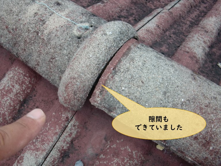 紀の川市で冠瓦がズレて隙間ができていました