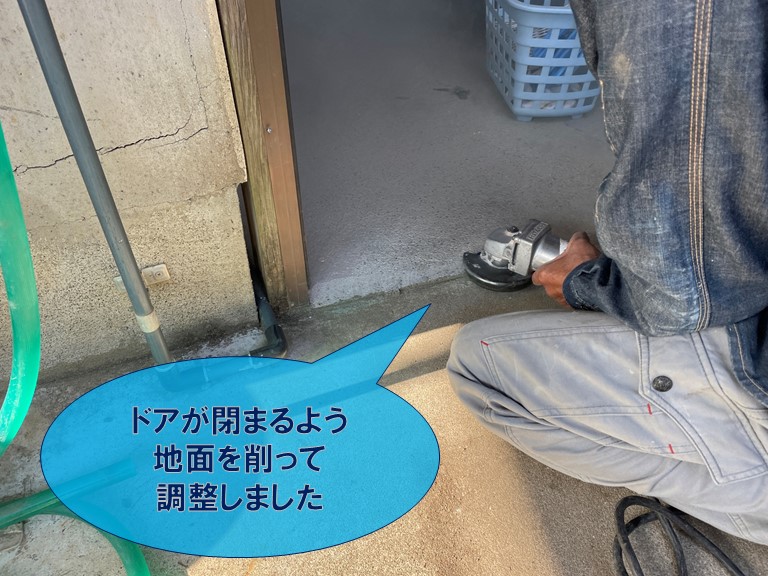 紀の川市で勝手口の扉が閉まるよう地面を削りました