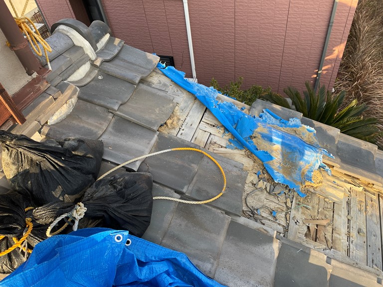 紀の川市で台風災害が雨水が侵入し放題です