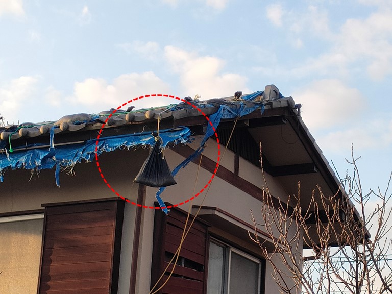 紀の川市で土のう袋がぶら下がっています