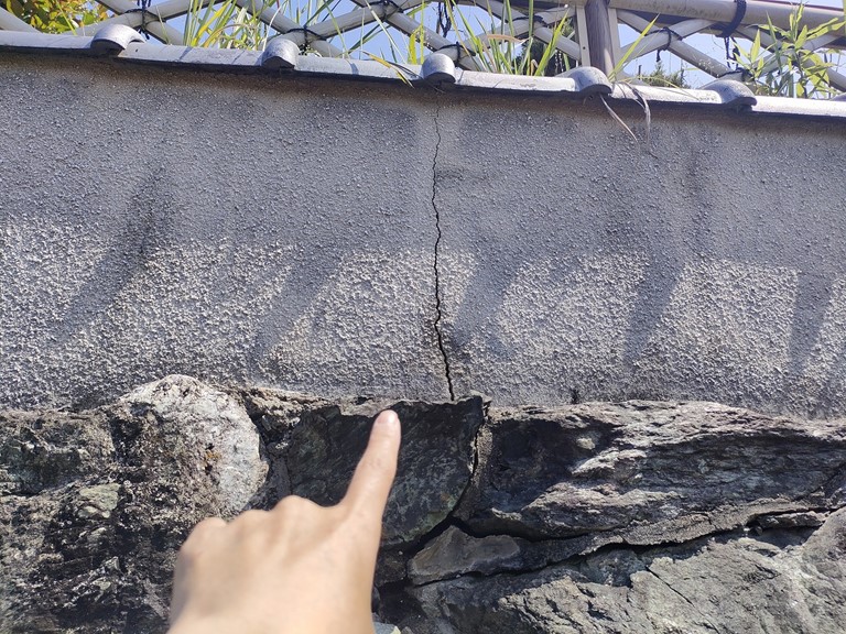 紀の川市で塀にヘアークラック