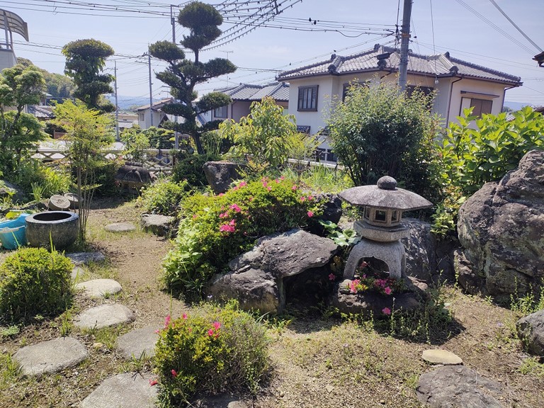 紀の川市で塀の内側は庭になっています